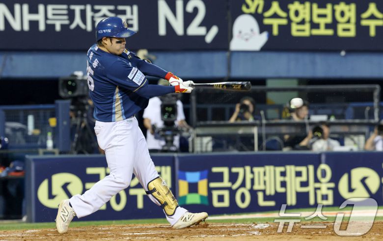 18일 오후 서울 송파구 잠실야구장에서 열린 프로야구 '2025 신한 SOL뱅크 KBO 리그' LG 트윈스와 NC 다이노스의 경기에서 4회초 2사 2루상황 NC 권희동이 1타점 2루타를 치고 있다. 2025.6.18/뉴스1 ⓒ News1 박세연 기자