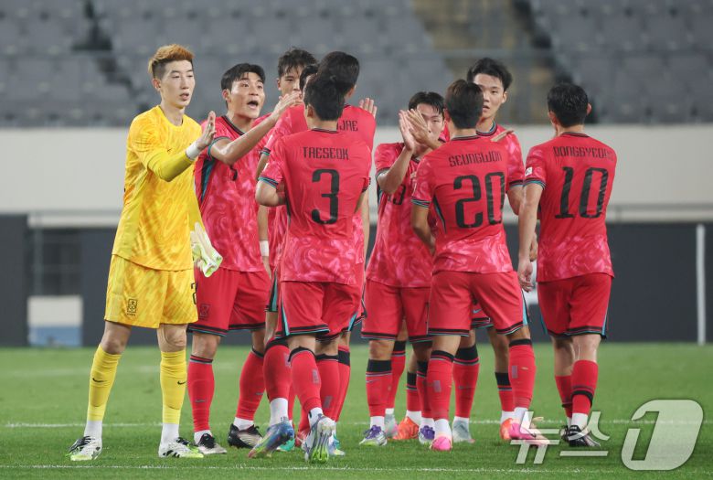 대한민국 축구 국가대표팀 선수들이 7일 오후 경기 용인시 처인구 용인미르스타디움에서 열린 2025 동아시아축구연맹(EAFF) E-1 챔피언십 남자부 대한민국과 중국의 경기에서 3대0으로 승리 후 기뻐하고 있다. 2025.7.7/뉴스1 ⓒ News1 김영운 기자