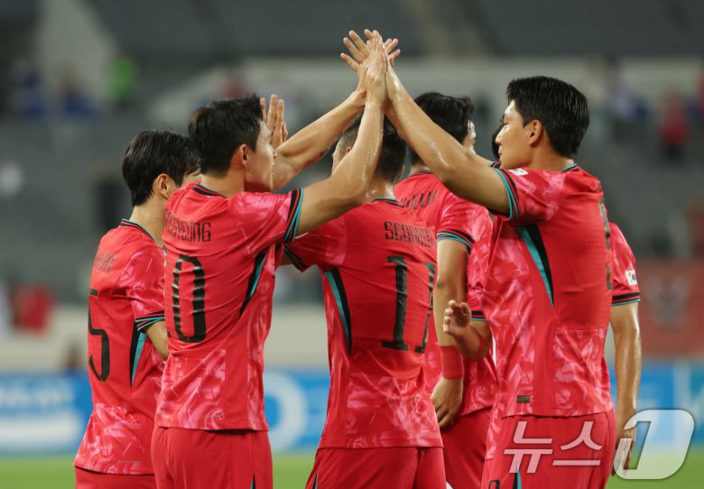 이동경이 7일 오후 경기 용인시 처인구 용인미르스타디움에서 열린 2025 동아시아축구연맹(EAFF) E-1 챔피언십 남자부 대한민국과 중국의 경기에서 선제골을 넣고 기뻐하고 있다. 2025.7.7/뉴스1 ⓒ News1 김영운 기자