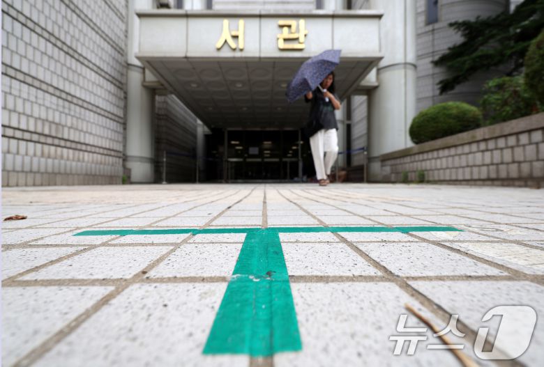 법조계에 따르면 서울중앙지법은 9일 오후 2시 15분부터 특수공무집행방해 등 혐의를 받는 윤 전 대통령의 구속 전 피의자 심문(영장실질심사)을 진행한다고 밝혔다. 사진은 7일 서울 서초구 서울중앙지방법원 모습. 2025.7.7/뉴스1 ⓒ News1 박지혜 기자