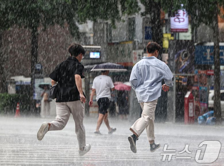 소나기가 내리는 8일 오후 서울 종로구 종각역 인근에서 시민들이 발걸음을 재촉하고 있다. 2025.7.8/뉴스1 ⓒ News1 김도우 기자
