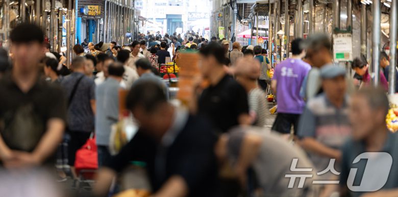 서울시내의 한 전통시장이 북적이고 있다. 2025.7.6/뉴스1 ⓒ News1 이승배 기자