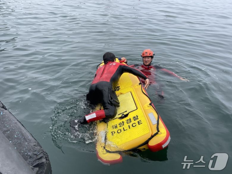 지난 7일 오후 강원 속초 속초해경 전용부두 인근 해상에서 진행된 구조·구급 대응 훈련에 동참한 기자.(속초해경 제공, 재판매 및 DB 금지) 2025.7.8/뉴스1