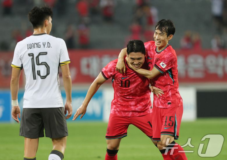이동경이 7일 오후 경기 용인시 처인구 용인미르스타디움에서 열린 2025 동아시아축구연맹(EAFF) E-1 챔피언십 남자부 대한민국과 중국의 경기에서 선제골을 넣고 기뻐하고 있다. 2025.7.7/뉴스1 ⓒ News1 김영운 기자