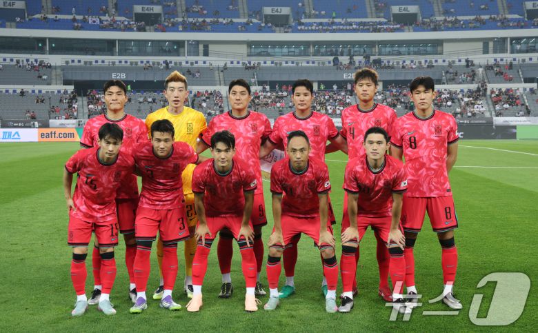 대한민국 축구 국가대표팀 선수들이 7일 오후 경기 용인시 처인구 용인미르스타디움에서 열린 2025 동아시아축구연맹(EAFF) E-1 챔피언십 남자부 대한민국과 중국의 경기 시작 전 기념촬영을 하고 있다. 2025.7.7/뉴스1 ⓒ News1 김영운 기자