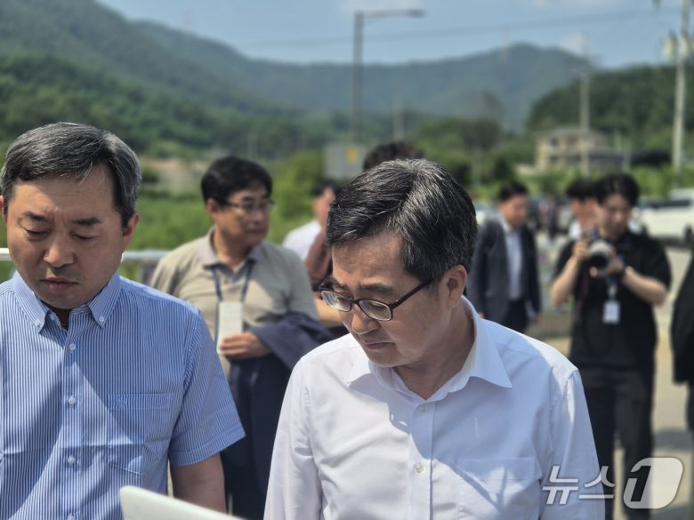 김동연 경기도지사가 8일 양평군 서울-양평 고속도로 원안 종점부를 방문, 사업 현황에 대해 설명을 듣고 있다/뉴스1 양희문 기자