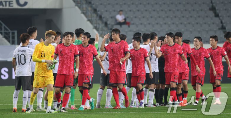 대한민국 축구 국가대표팀 선수들이 7일 오후 경기 용인시 처인구 용인미르스타디움에서 열린 2025 동아시아축구연맹(EAFF) E-1 챔피언십 남자부 대한민국과 중국의 경기에서 3대0으로 승리 후 기뻐하고 있다. 2025.7.7/뉴스1 ⓒ News1 김영운 기자