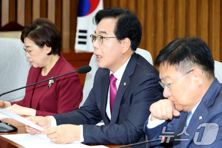 송언석 국민의힘 비상대책위원장 겸 원내대표가 8일 오전 서울 여의도 국회에서 열린 원내대책회의에서 발언하고 있다. 2025.7.8/뉴스1 ⓒ News1 이광호 기자