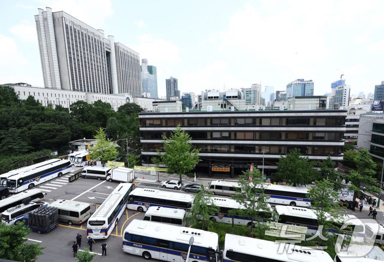12·3 비상계엄과 관련해 특검의 수사를 받는 윤석열 전 대통령의 두 번째 영장실질심사를 앞둔 9일 서울 서초구 중앙지법 인근에 경찰 기동대 버스가 줄지어 세워져 있다. 2025.7.9/뉴스1 ⓒ News1 김민지 기자