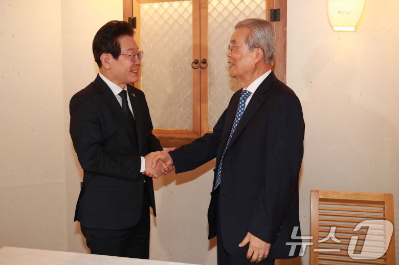 지난해 9월 당시 이재명 더불어민주당 대표와 김종인 전 국민의힘 비상대책위원장이 서울 종로구 광화문의 한 식당에서 회동, 악수하고 있다. /뉴스1 ⓒ News1 국회사진취재단