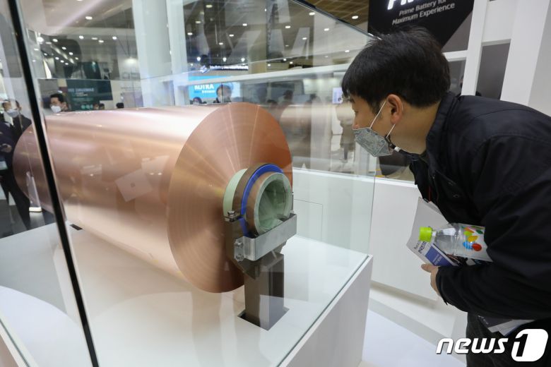 17일 오후 서울 강남구 코엑스에서 열린 2022 인터배터리 전시회에서 관람객들이 전시된 동박을 살펴보고 있다.  2022.3.17/뉴스1 ⓒ News1 성동훈 기자
