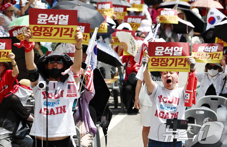 12·3 비상계엄과 관련해 특검의 수사를 받는 윤석열 전 대통령의 두 번째 영장실질심사가 열린 9일 서울 서초구 중앙지법 인근에서 열린 윤 전 대통령 영장 기각 촉구 집회에서 지지자들이 영장기각을 외치고 있다. 2025.7.9/뉴스1 ⓒ News1 김민지 기자