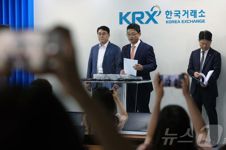 이윤수 증권선물위원회 상임위원이 9일 오전 서울 여의도 한국거래소 브리핑룸에서 자본시장 불공정거래 근절 실천방안 합동브리핑을 하고 있다. 왼쪽부터 이승우 금융감독원 부원장보, 이 상임위원, 김홍식 한국거래소 시장감시위원장.  ⓒ News1 박정호 기자