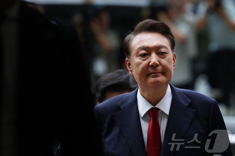 12·3 비상계엄과 관련해 특검의 수사를 받는 윤석열 전 대통령이 두 번째 구속 전 피의자심문(영장실질심사)를 받기 위해 9일 오후 서울 서초구 중앙지방법원으로 출석하고 있다. 2025.7.9/뉴스1 ⓒ News1 사진공동취재단