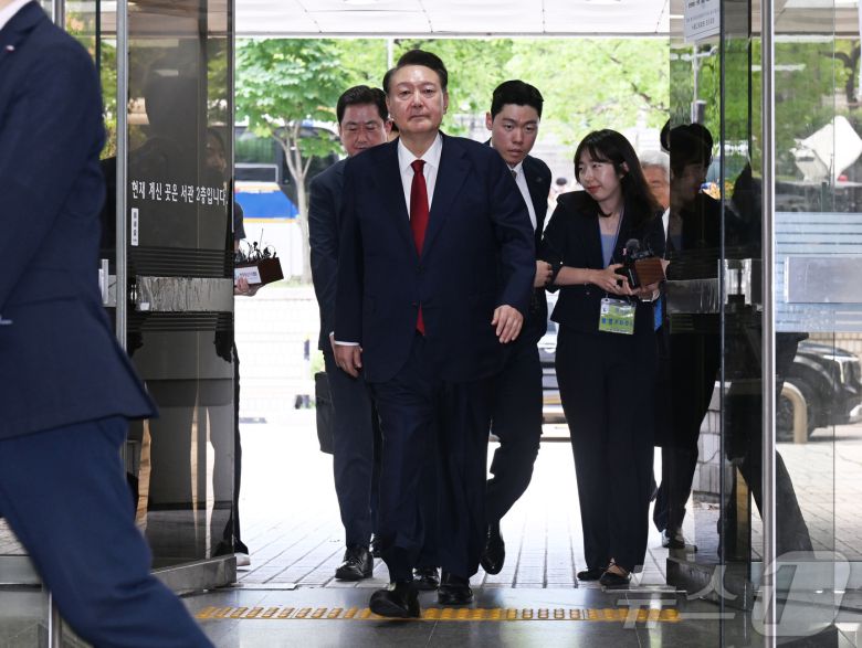 '12·3 비상계엄' 사태 관련 내란 혐의를 받는 윤석열 전 대통령이 9일 오후 구속 전 피의자 심문(영장실질심사)을 받기 위해 서울 서초구 서울중앙지방법원으로 들어서고 있다.  2025.7.9/뉴스1 ⓒ News1 사진공동취재단