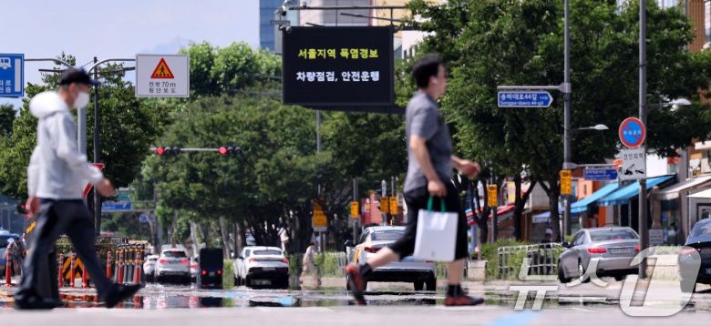 9일 서울 시내 도로 전광판에 '서울지역 폭염경보' 문구가 표출되고 있다. 이날 서울시에 따르면 지난 5월 15일부터 이달 7일까지 병원 응급실에 실려 온열질환자는 총 85명에 이른다. 지난해 같은 기간(27명) 대비 3.15배 늘었다. 서울시는 시내 소재 70개 병원이 참여하는 ‘온열질환 응급실 감시체계’를 운영 중이다. 서울시는 온열질환 응급실 감시체계를 가동하고 야외 작업·신체활동 자제를 당부했다. 2025.7.9/뉴스1 ⓒ News1 박지혜 기자