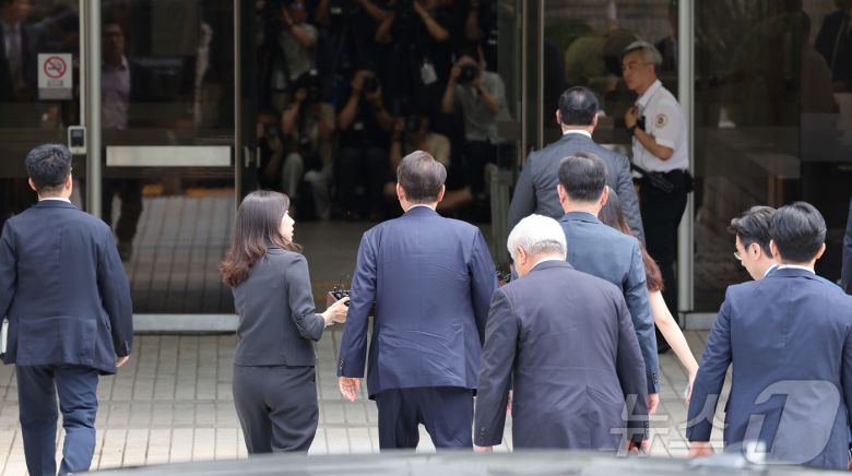 12·3 비상계엄과 관련해 특검의 수사를 받는 윤석열 전 대통령이 두 번째 영장실질심사를 받기 위해 9일 오후 서울 서초구 중앙지법으로 출석하고 있다. 2025.7.9/뉴스1 ⓒ News1 사진공동취재단