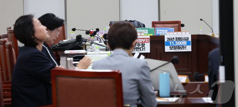 9일 세종시 정부세종청사 고용노동부에서 열린 최저임금위원회 제10차 전원회의가 산회되며 사용자위원들이 11차 전원회의를 기다리고 있다. 2025.7.9/뉴스1 ⓒ News1 김기남 기자