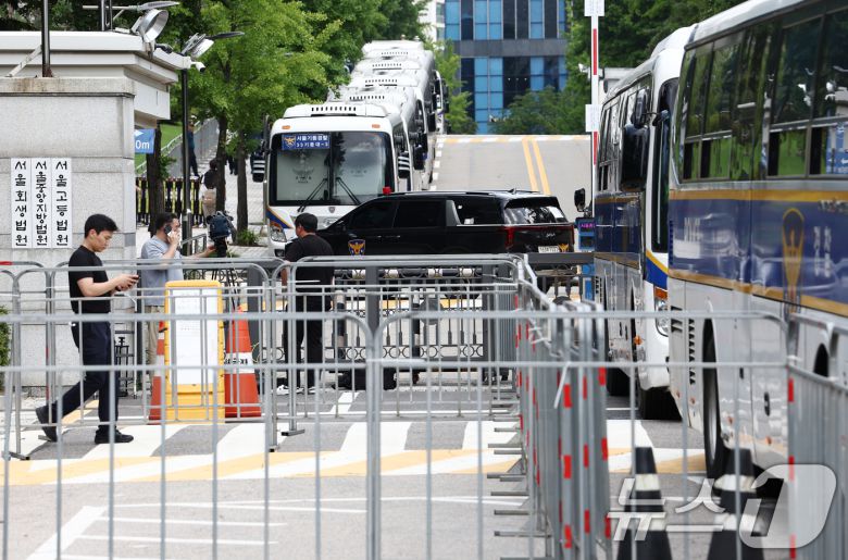 12·3 비상계엄과 관련해 특검의 수사를 받는 윤석열 전 대통령의 두 번째 영장실질심사를 앞둔 9일 서울 서초구 중앙지법 인근에 경찰 기동대 버스가 줄지어 세워져 있다. 2025.7.9/뉴스1 ⓒ News1 김민지 기자