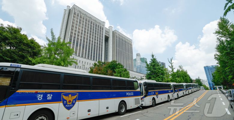 윤석열 전 대통령의 구속 여부를 가를 구속영장실질 심사가 열리는 9일 서울 서초구 서울중앙지방법원이 경찰 차 벽 등으로 경계가 삼엄한 모습을 보이고 있다. 2025.7.9/뉴스1 ⓒ News1 사진공동취재단