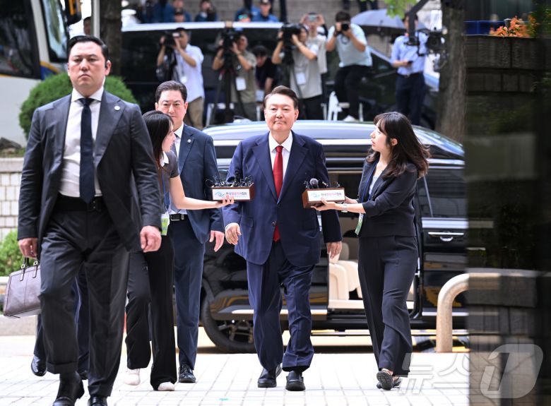 윤석열 전 대통령이 9일 오후 서울 서초구 서울중앙지방법원에서 열린 구속 전 피의자 심문(영장실질심사)에 출석하고 있다. 2025.7.9/뉴스1사진공동취재단 ⓒ News1 사진공동취재단