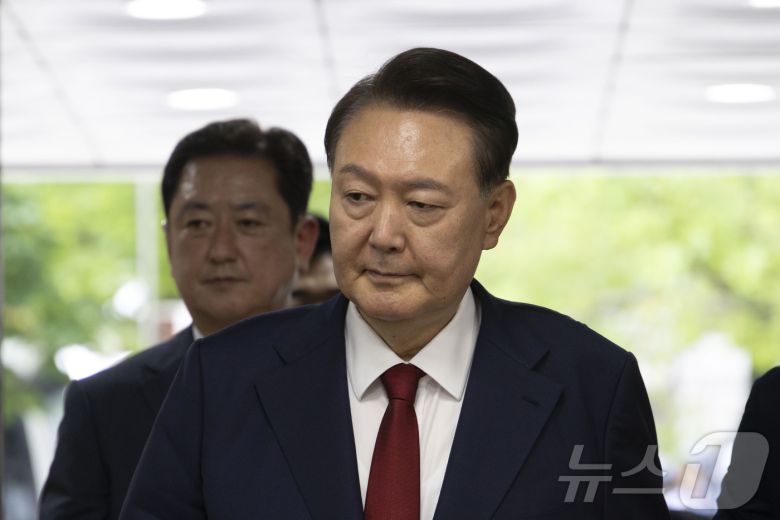 12·3 비상계엄과 관련해 특검의 수사를 받는 윤석열 전 대통령이 두 번째 구속 전 피의자심문(영장실질심사)를 받기 위해 9일 오후 서울 서초구 중앙지방법원으로 출석하고 있다. 2025.7.9/뉴스1 ⓒ News1 사진공동취재단