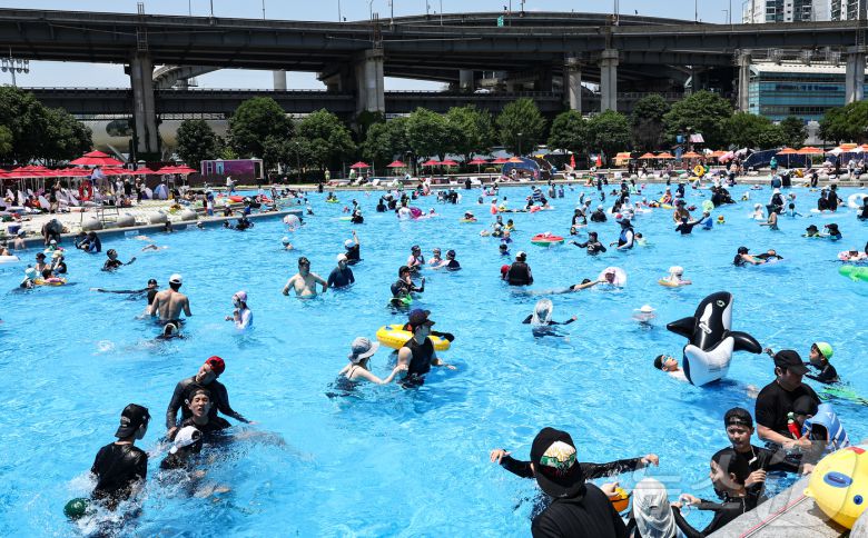 무더운 날씨를 보인 22일 서울 광진구 뚝섬야외수영장에서 시민들이 즐거운 시간을 보내고 있다. 서울시는 지난 20일부터 뚝섬·여의도·잠원한강공원 수영장과 잠실·양화·난지한강공원 물놀이장을 개장해 오는 8월31일까지 운영한다. 2025.6.22/뉴스1 ⓒ News1 김도우 기자