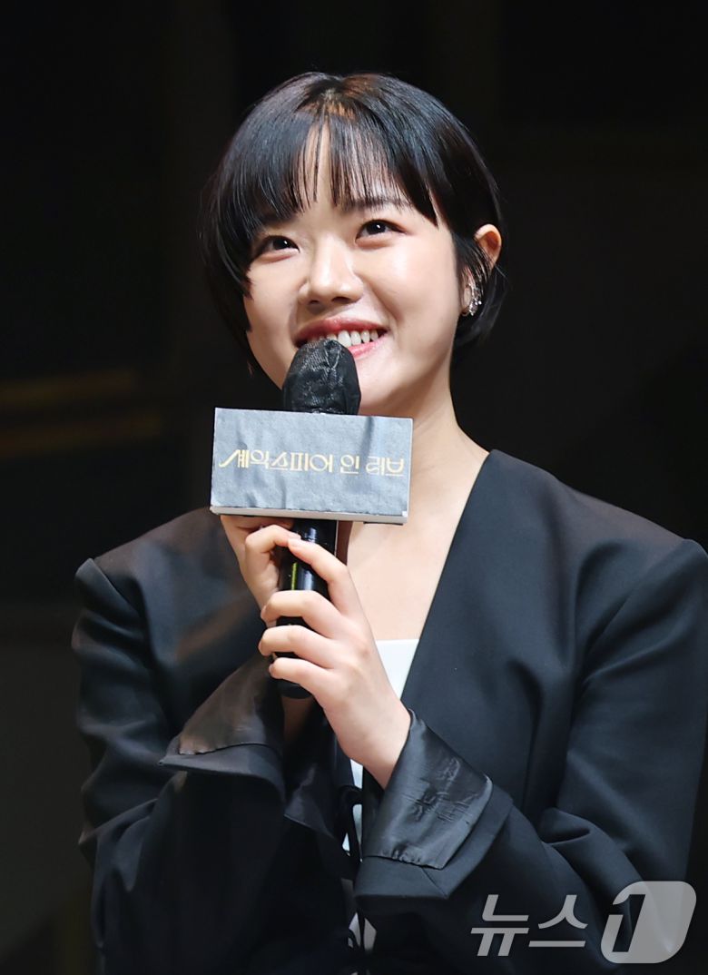 배우 김향기가 9일 오후 서울 서초구 예술의전당 CJ토월극장에서 열린 연극 ‘셰익스피어 인 러브’ 기자간담회에서 인사말을 하고 있다. ‘셰익스피어 인 러브’는 16세기 런던을 배경으로, 슬럼프에 빠진 젊은 '셰익스피어'가 귀족 여성 '비올라 드 레셉스'를 만나 다시 글을 쓰기 시작하면서 펼쳐지는 이야기를 그린 작품이다. 2025.7.9/뉴스1 ⓒ News1 권현진 기자