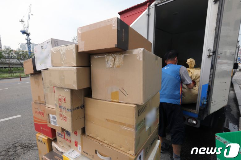 가마솥더위가 이어진 29일 오후 서울 용산전자상가에서 택배노동자가 집하작업을 하고 있다. ./ 뉴스1 DB ⓒ News1 황기선 기자