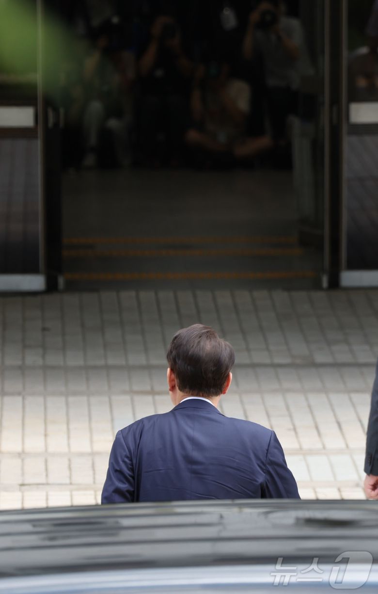 '12·3 비상계엄' 사태 관련 내란 혐의를 받는 윤석열 전 대통령이 9일 오후 구속 전 피의자 심문(영장실질심사)을 받기 위해 서울 서초구 서울중앙지방법원으로 들어서고 있다. 윤 전 대통령은 지난 3월 법원의 구속취소 결정으로 석방된 지 넉 달 만에 재구속될 위기에 놓였다. 2025.7.9/뉴스1 ⓒ News1 사진공동취재단