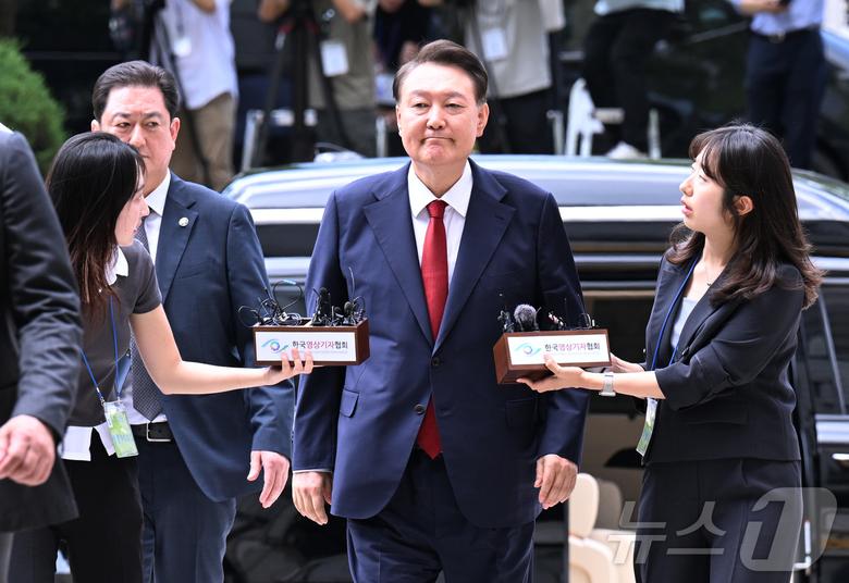 '12·3 비상계엄' 사태 관련 내란 혐의를 받는 윤석열 전 대통령이 9일 오후 구속 전 피의자 심문(영장실질심사)을 받기 위해 서울 서초구 서울중앙지방법원으로 들어서고 있다. 윤 전 대통령은 지난 3월 법원의 구속취소 결정으로 석방된 지 넉 달 만에 재구속될 위기에 놓였다. 2025.7.9/뉴스1 ⓒ News1 사진공동취재단