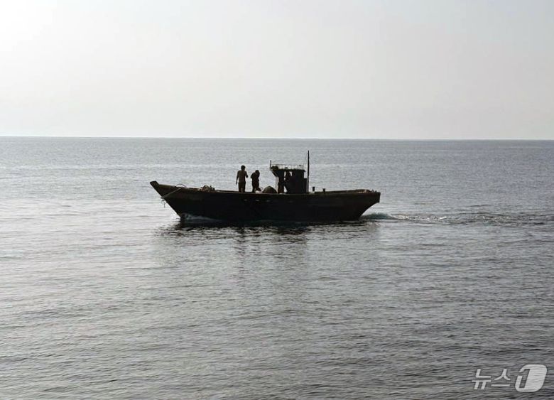 정부가 동·서해상에서 표류하다 남측으로 내려와 체류하던 북한 주민 6명을 9일 송환했다. 사진은 북한 주민들이 어선을 타고 북측으로 돌아가는 모습. (통일부 제공, 재판매 및 DB 금지) 2025.7.9/뉴스1