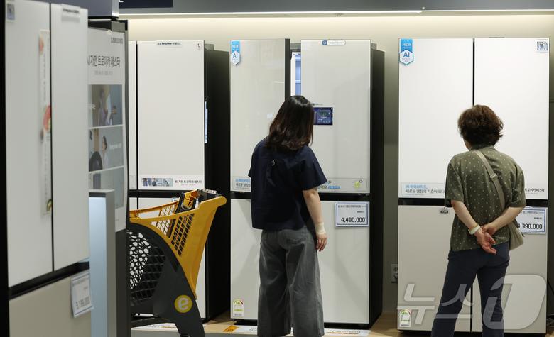 19일 서울의 한 마트 가전매장을 찾은 시민들이 냉장고를 살펴보고 있다. 2025.6.19/뉴스1 ⓒ News1 장수영 기자