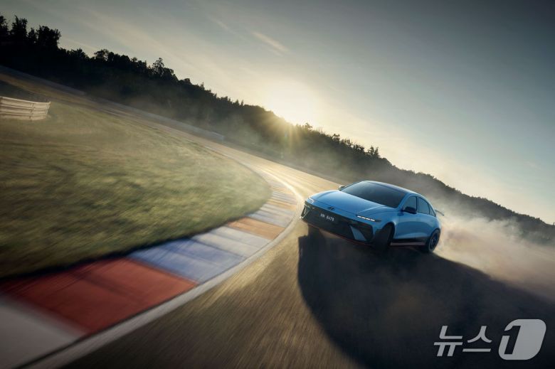 서킷 주행 중인 현대차의 고성능 전기 세단 '아이오닉 6 N'(현대차 제공)
