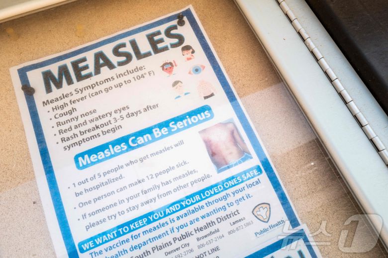 미국 텍사스주 세미놀의 법원 외부 게시판에 홍역 경고문이 붙어 있다. 2025.04.09. ⓒ AFP=뉴스1