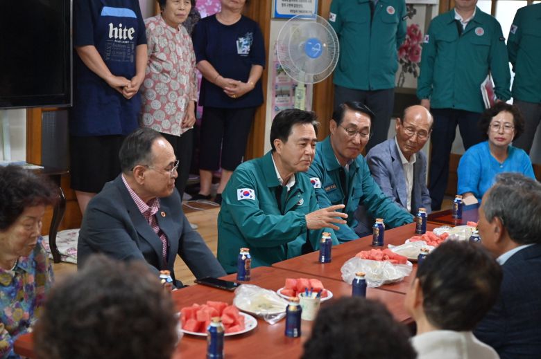 김태흠 충남지사(가운데)가 홍성 무더위쉼터를 찾아 어르신들의 애로사항을 청취하고 있다.(충남도 제공. 재판매 및 DB금지)/뉴스1