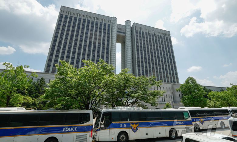 윤석열 전 대통령의 두 번째 구속 전 피의자심문(영장실질심사)이 열리는 9일 오후 서울 서초구 중앙지방법원 2025.7.9/뉴스1 ⓒ News1 사진공동취재단