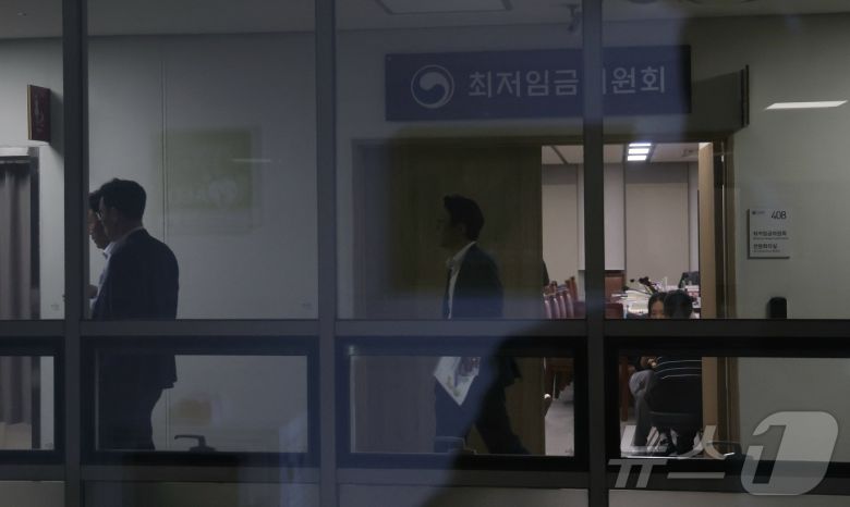 8일 세종시 정부세종청사 고용노동부에서 열린 최저임금위원회 제10차 전원회의에서 8차 수정안으로 각각 시간당 1만900원과 1만180원을 제시후 정회하며 노사가 ·막판 협상을 이어가며 사용자위원들이 회의장을 나서고 있다. 2025.7.8/뉴스1 ⓒ News1 김기남 기자