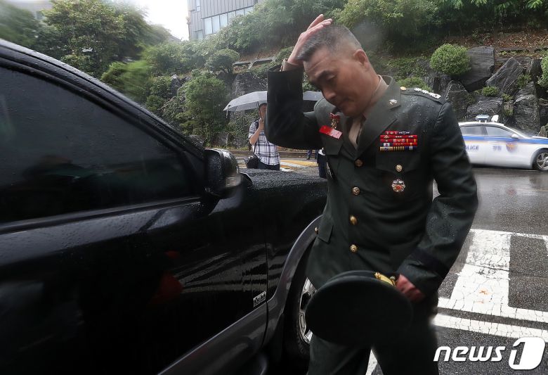 지난달 집중호우 피해 실종자 수색작전 중 순직한 고(故) 채수근 상병 사고 조사결과 보고서를 경찰에 이첩했던 박정훈 전 해병대 수사단장(대령)이 2023년 8월11일 오전 용산구 국방부 소재 국방부 검찰단에 출석해 입장을 밝힌 뒤 이동하고 있다. 2023.8.11/뉴스1 ⓒ News1 이동해 기자