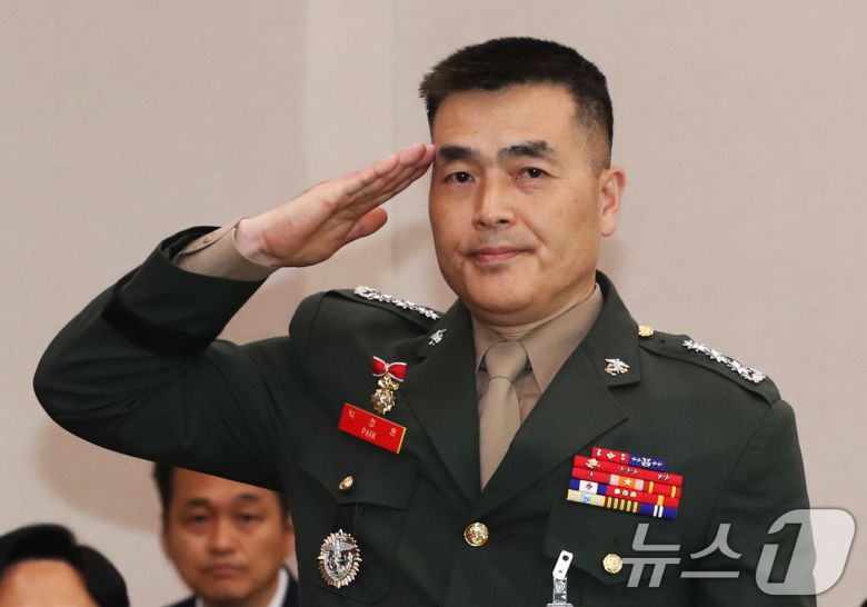 박정훈 전 해병대 수사단장이 지난해 6월 21일 오전 서울 여의도 국회에서 열린 법제사법위원회 전체회의 순직 해병 수사 방해 및 사건 은폐 등의 진상규명을 위한 특별검사의 임명 등에 관한 법률안 관련 입법청문회에 증인으로 출석해 거수경례로 인사하고 있다. 2024.6.21/뉴스1 ⓒ News1 이광호 기자