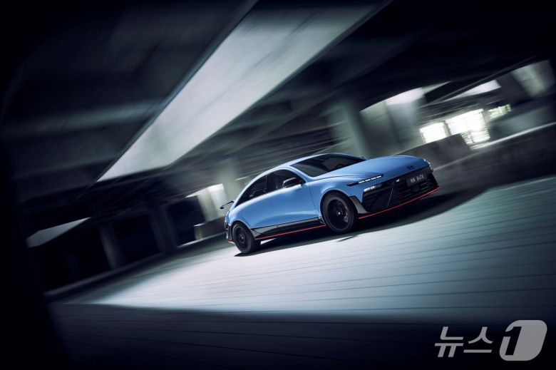 주행 중인 현대차의 고성능 전기 세단 '아이오닉 6 N'(현대차 제공)