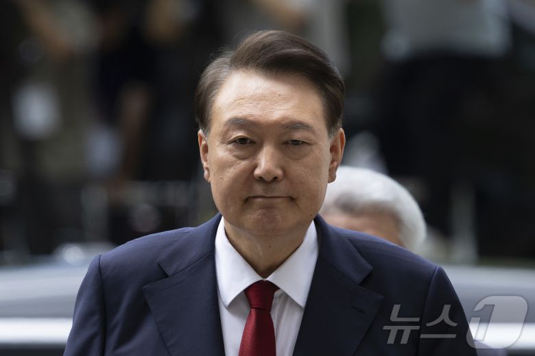 12·3 비상계엄과 관련해 특검의 수사를 받는 윤석열 전 대통령이 두 번째 구속 전 피의자심문(영장실질심사)를 받기 위해 9일 오후 서울 서초구 중앙지방법원으로 출석하고 있다. 2025.7.9/뉴스1 ⓒ News1 사진공동취재단