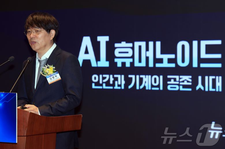 김병학 카카오 카나나 성과리더가 10일 오전 서울 여의도 한국거래소 컨퍼런스홀에서 'AI 휴머노이드, 인간과 기계의 공존 시대'를 주제로 열린 2025 뉴스1 테크포럼(NTF)에서 '휴머노이드 시대를 여는 AI 에이전트. 그리고 LLM의 진화'를 주제로 기조연설을 하고 있다. 2025.7.10/뉴스1 ⓒ News1 박정호 기자