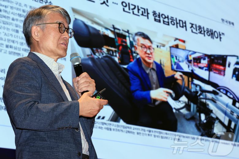 윤명환 서울대학교 산업시스템혁신연구소 소장이 10일 서울 여의도 한국거래소 콘퍼런스홀에서 'AI 휴머노이드, 인간과 기계의 공존 시대'를 주제로 열린 2025 뉴스1 테크포럼(NTF)에서 '인간-로봇 상호작용 -공존의 문화적 조건'에 대해 주제강연을 하고 있다. 2025.7.10/뉴스1 ⓒ News1 박정호 기자