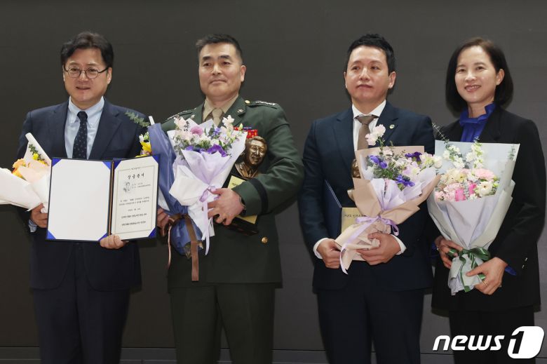 홍익표 더불어민주당 원내대표와 유은혜 김근태재단이사장이  지난해 2월 14일 서울 여의도 국회 의원회관에서 열린 제8회 민주주의자 김근태상 시상식에서 박정훈 대령과 임태훈 군인권센터 소장과 함께 기념촬영을 하고 있다. 2024.2.14/뉴스1 ⓒ News1 송원영 기자