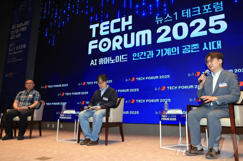 10일 오전 서울 여의도 한국거래소 컨퍼런스홀에서 'AI 휴머노이드, 인간과 기계의 공존 시대'를 주제로 열린 2025 뉴스1 테크포럼(NTF)에서 'AI와 휴머노이드 융합, 한국 산업이 가야할 길'을 주제로 황정훈 한국전자기술연구원 지능로보틱스연구센터 센터장(가운데)이 좌장을 맡아 정현준 한국로봇융합연구원 인공지능로봇연구본부 본부장(왼쪽)과 고민삼 한양대학교 ERICA 소프트웨어융합대학 ICT융합학부 교수가 토론을 하고 있다. 2025.7.10/뉴스1 ⓒ News1 박정호 기자