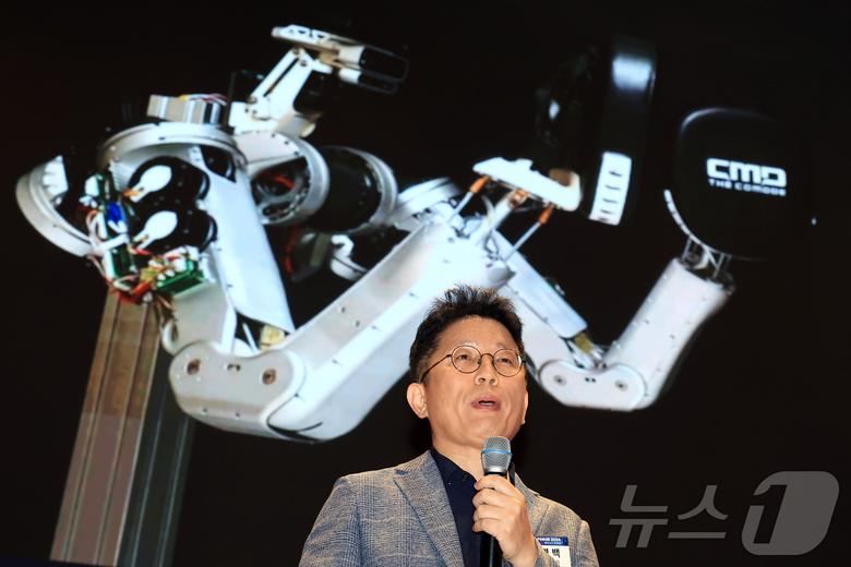 이연백 위로보틱스 대표가 10일 서울 여의도 한국거래소 컨퍼런스홀에서 'AI 휴머노이드, 인간과 기계의 공존 시대'를 주제로 열린 2025 뉴스1 테크포럼(NTF)에서 '1인 1로봇 시대를 연다. My First-Ever Robot'을 주제로 AI 휴머노이드 스타트업의 시장개척 등 사례를 발표하고 있다. 2025.7.10/뉴스1 ⓒ News1 박정호 기자