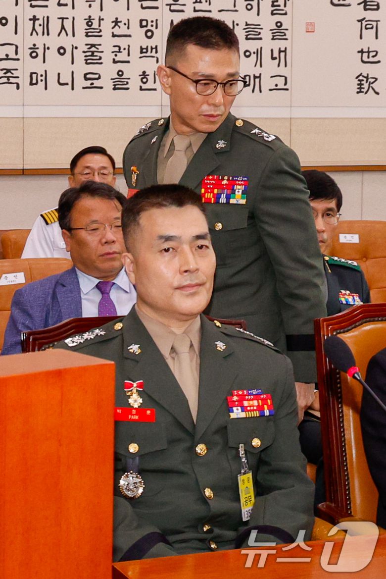 임성근 전 해병대 1사단장이 지난해 7월19일 서울 여의도 국회 법제사법위원회에서 열린 '윤석열 대통령 탄핵소추안 발의 요청' 국민동의 청원 관련 청문회에서 증인 선서 거부 사유를 밝히기 위해 단상으로 향하고 있다. 앞줄은 박정훈 전 해병대수사단장. 2024.7.19/뉴스1 ⓒ News1 안은나 기자