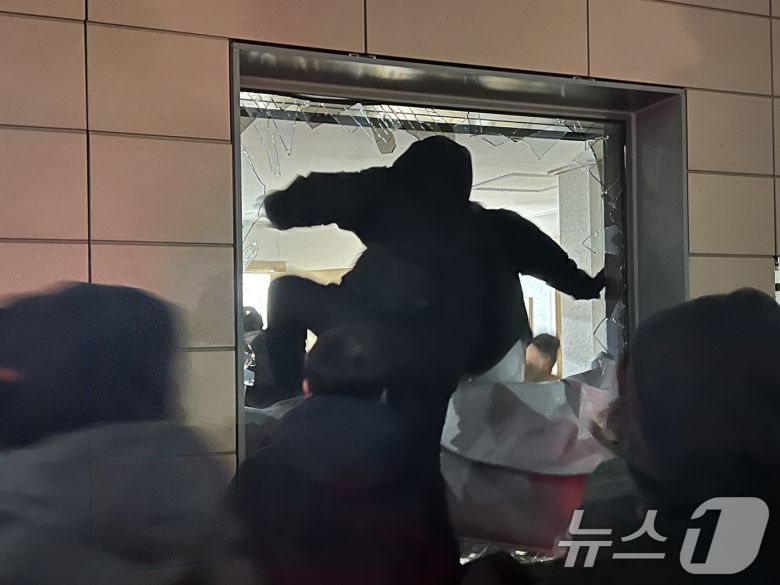 19일 새벽 윤석열 대통령에 대한 구속영장이 발부되자 서울 서부지법에 지지자들이 진입해 난동을 부리고 있다. 2025.1.19/뉴스1 ⓒ News1 김민수 기자