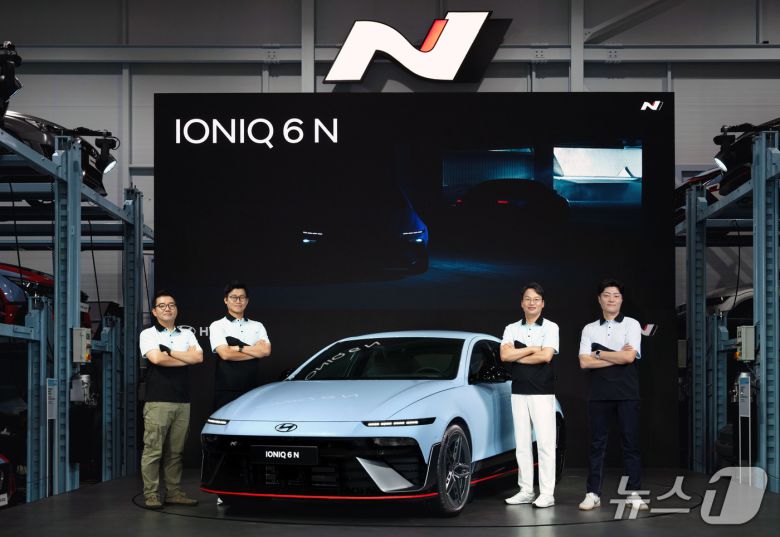 사진 왼쪽부터 현대외장디자인1팀 최홍석 책임, N사업전략팀 김주원 팀장, 국내마케팅실 이철민 상무, 고성능차개발실 강병구 팀장.(현대차 제공)